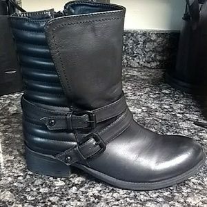 Wanted size 7 black clutch boots